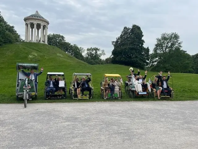 Fünf Rikschas vor dem Moopteros im Englischer Garten in München